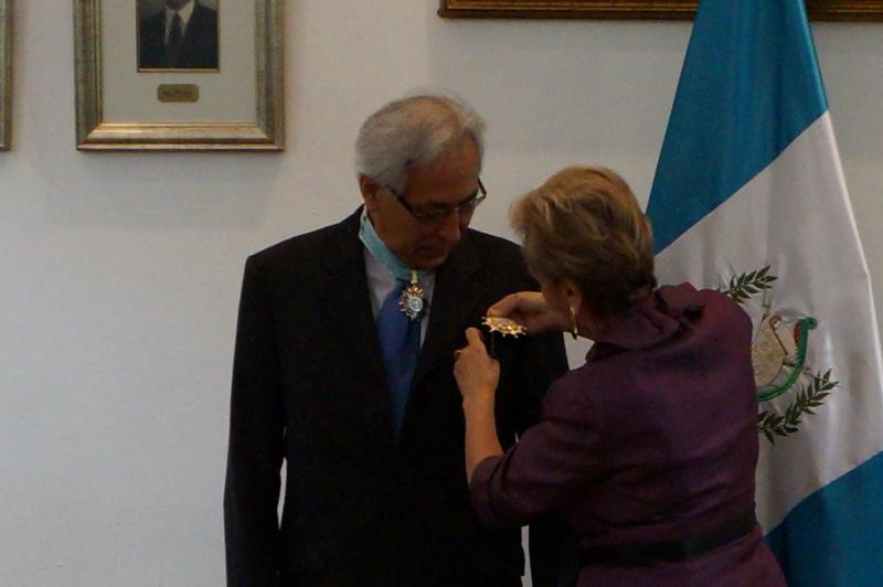 Rita Claverie viceministra de Relaciones exteriores imponiendo la Orden del Quetzal al Dr. Montiel.