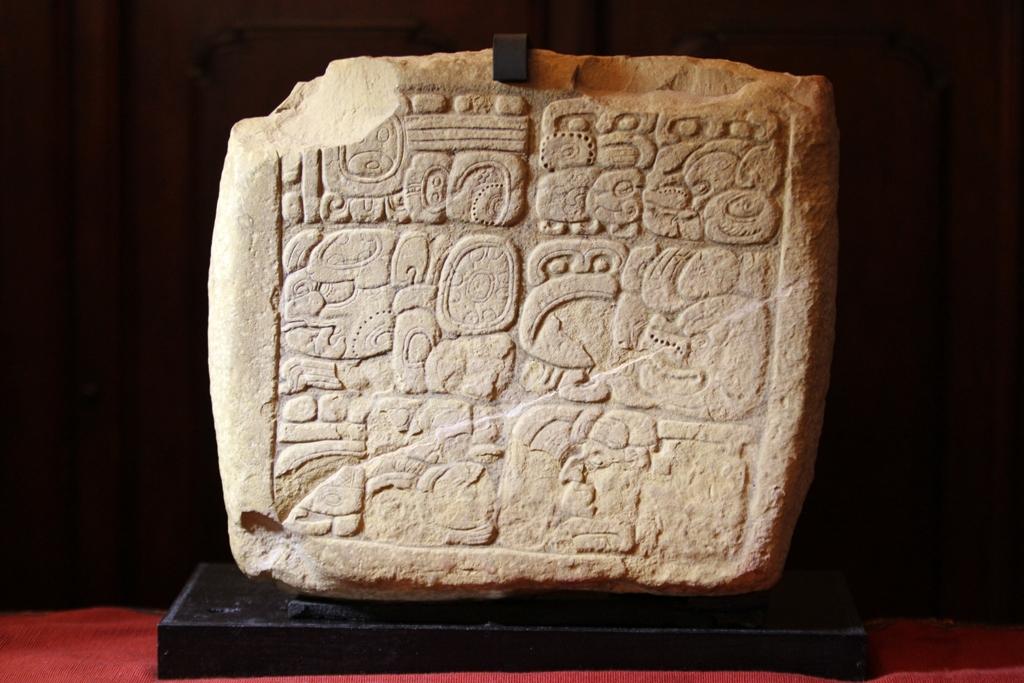 La pieza Arqueologica es un panel tallado en piedra caliza del perido clásico (250-900 d.c.)