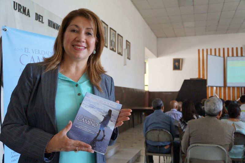 Celeste Cuéllar de Pérez presentó su primer libro.