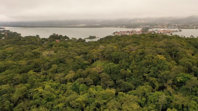 Imagen aérea del Parque Arqueológico Tayasal, con vista a la Isla de Flores, en Petén.